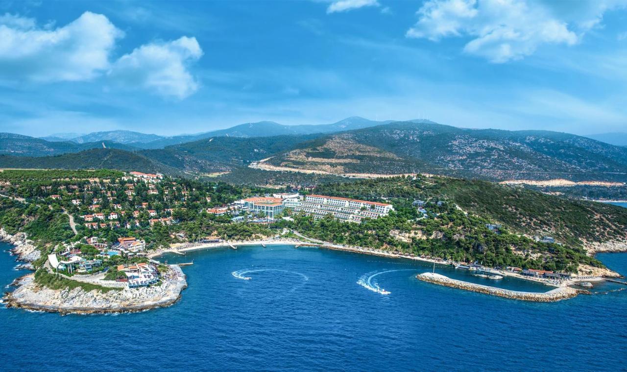 松树湾旅游度假酒店 库萨达斯 外观 照片 Aerial view of the resort