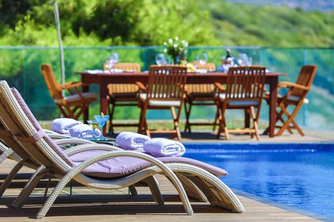 松树湾旅游度假酒店 库萨达斯 外观 照片 A poolside lounge chair