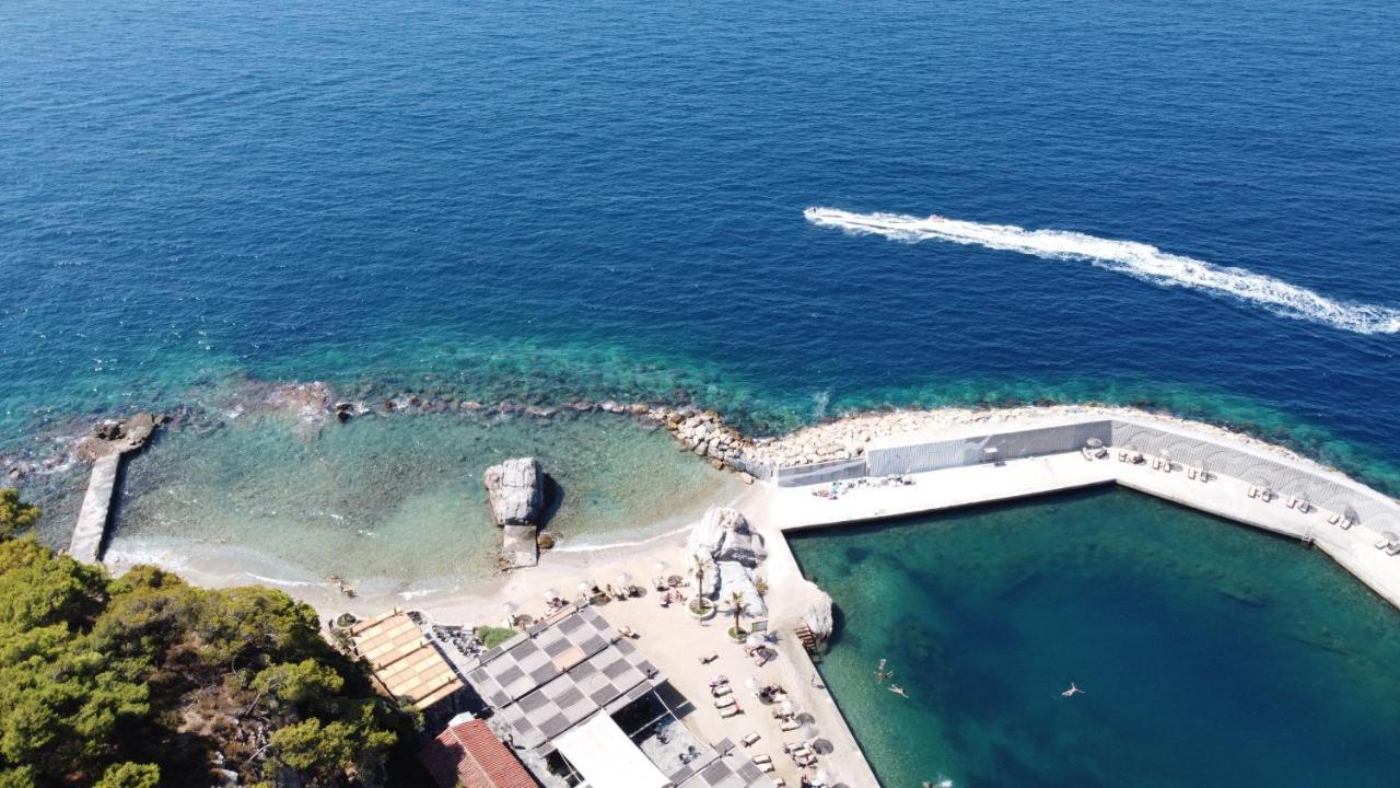松树湾旅游度假酒店 库萨达斯 外观 照片 Aerial view of the Port of Rafina