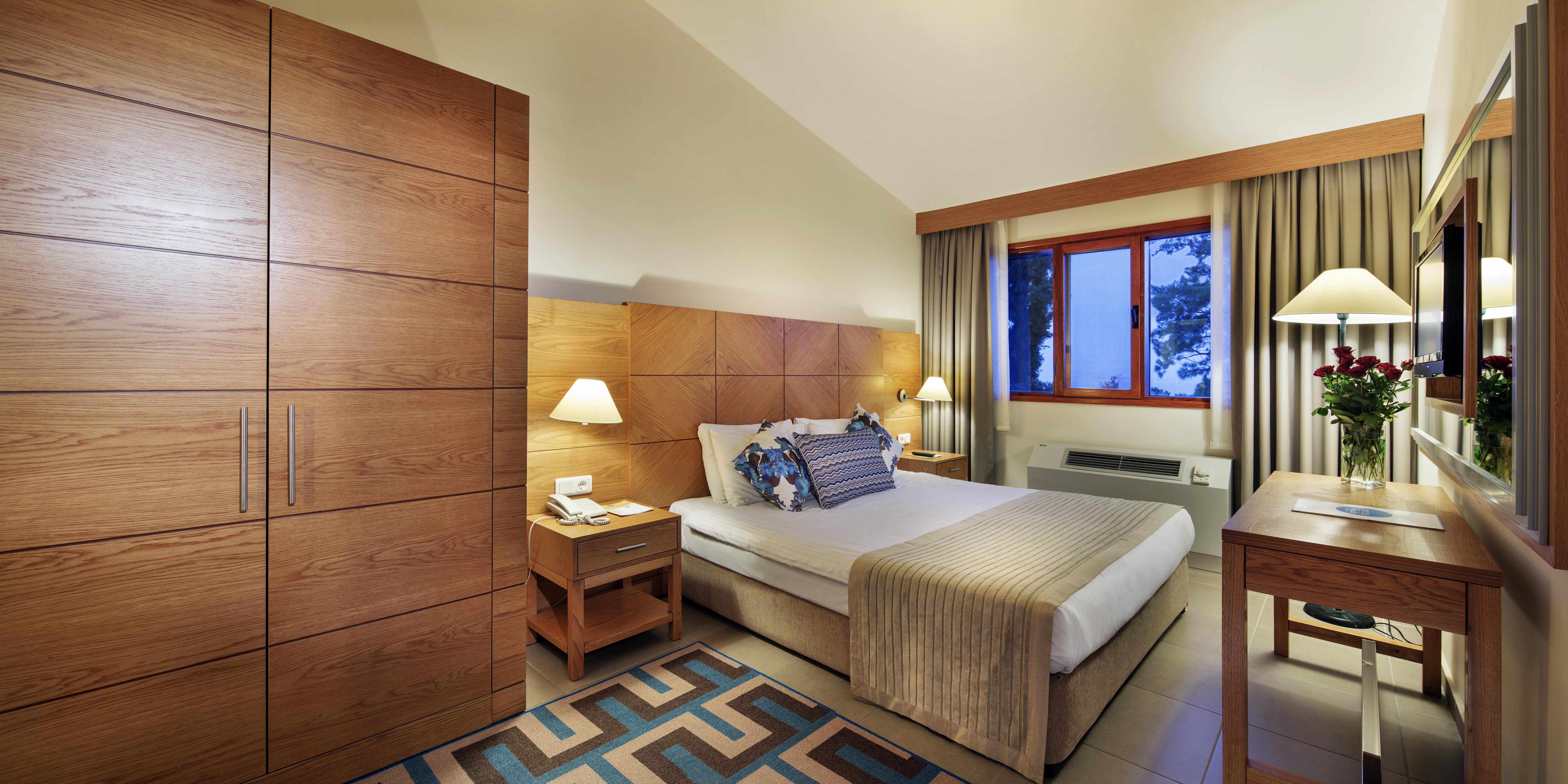 松树湾旅游度假酒店 库萨达斯 外观 照片 A bedroom at the Dan Hotel