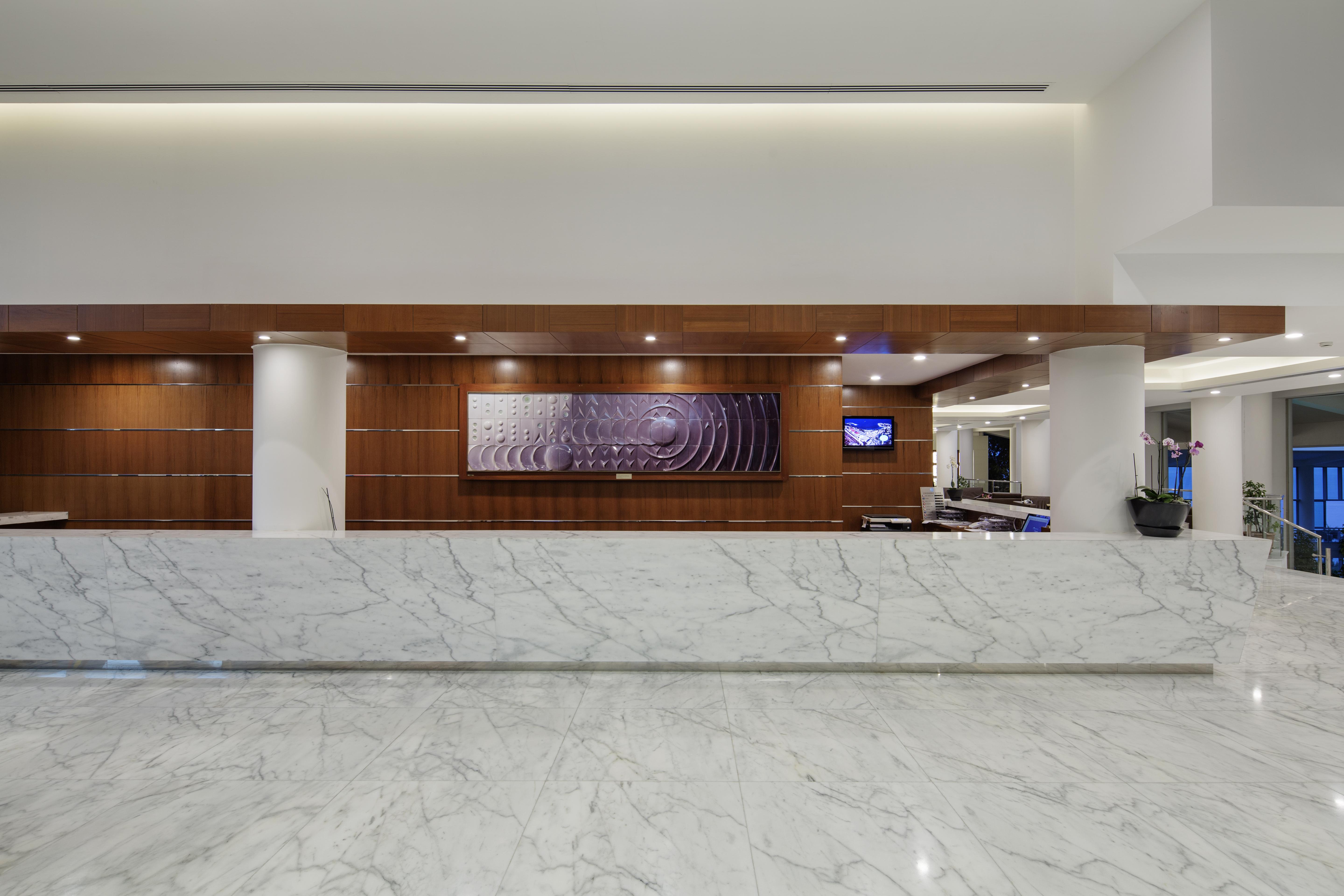 松树湾旅游度假酒店 库萨达斯 外观 照片 The lobby of the new terminal