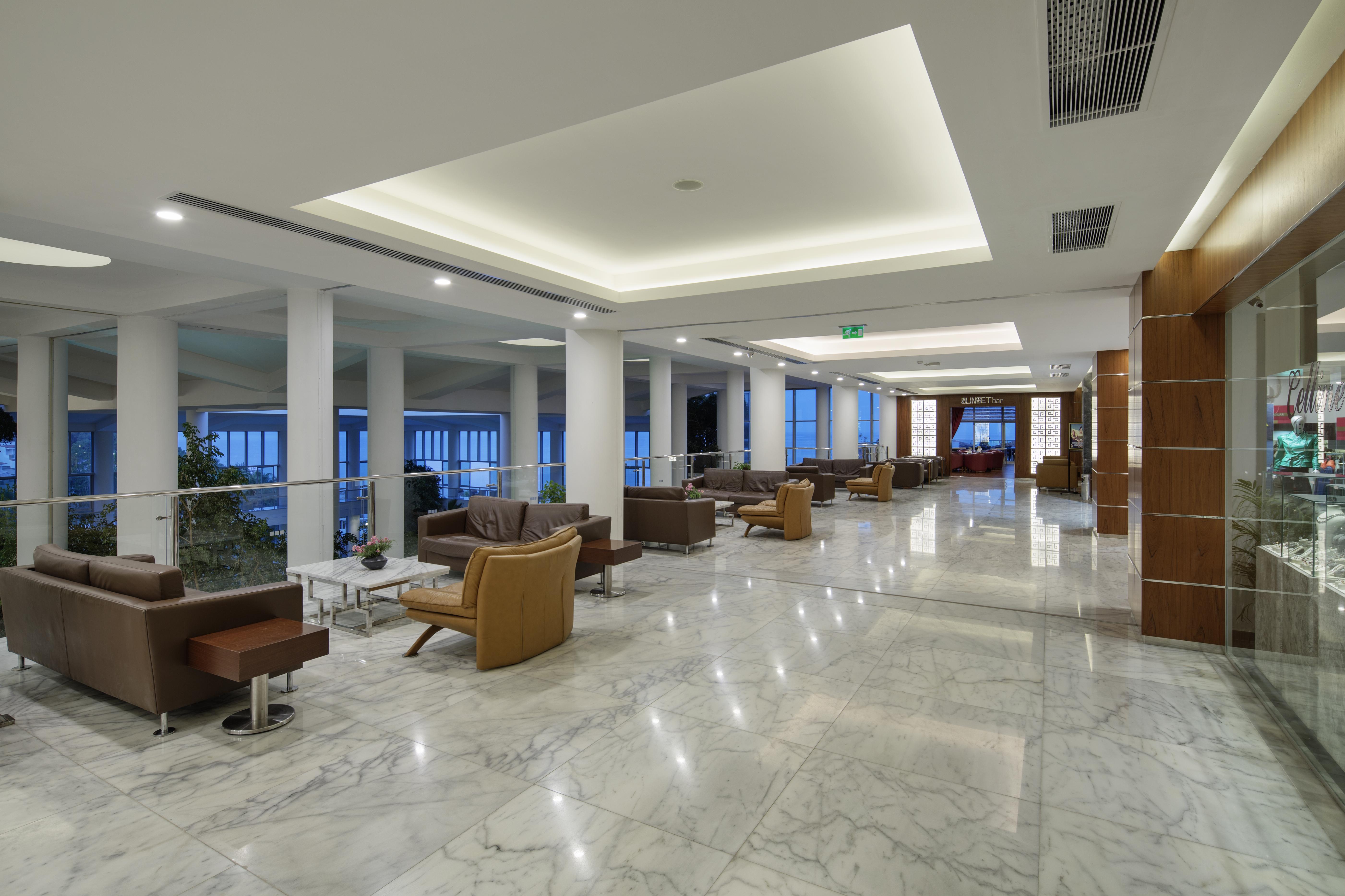松树湾旅游度假酒店 库萨达斯 外观 照片 The lobby of the hotel