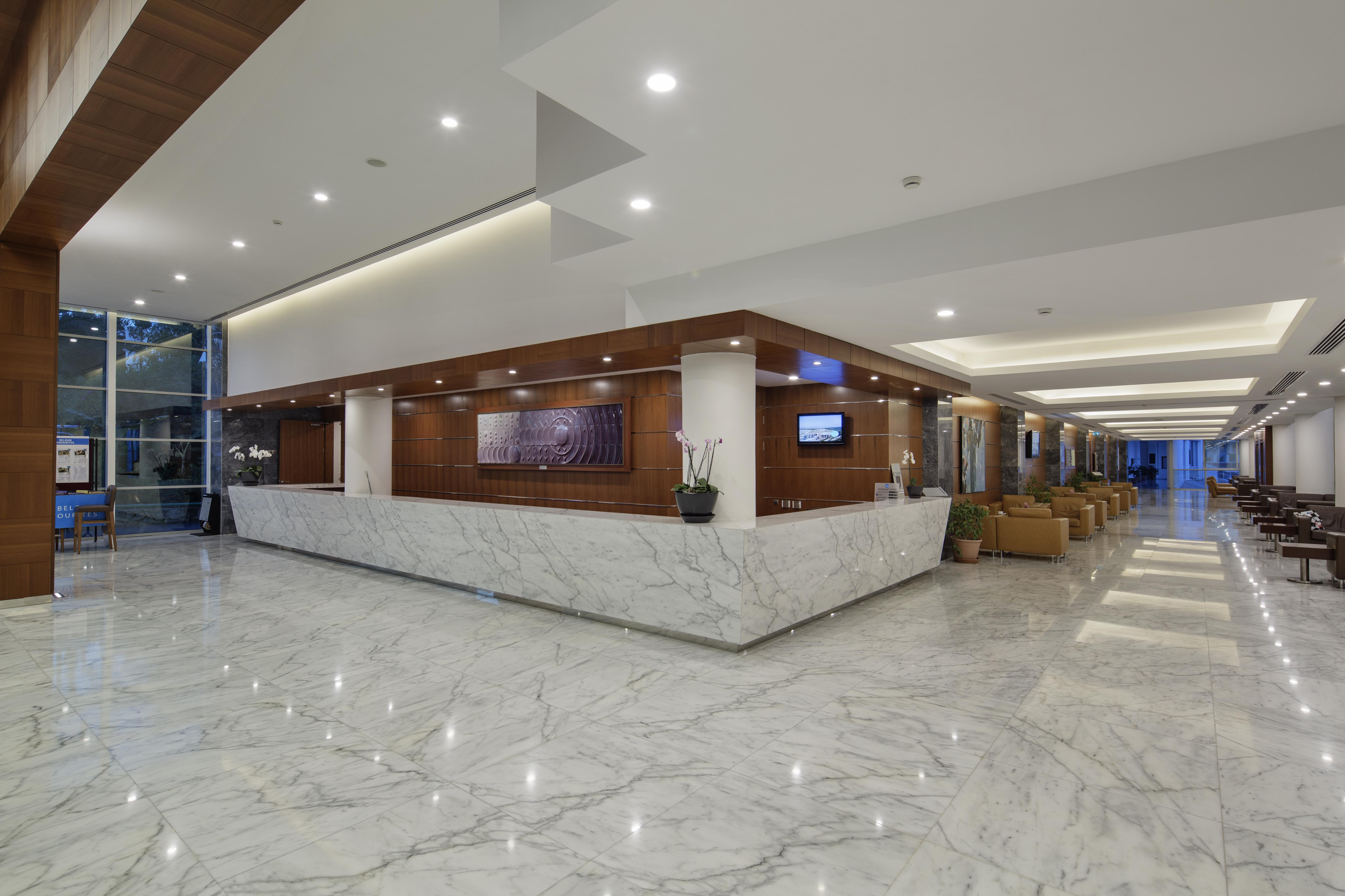 松树湾旅游度假酒店 库萨达斯 外观 照片 The lobby of the hotel
