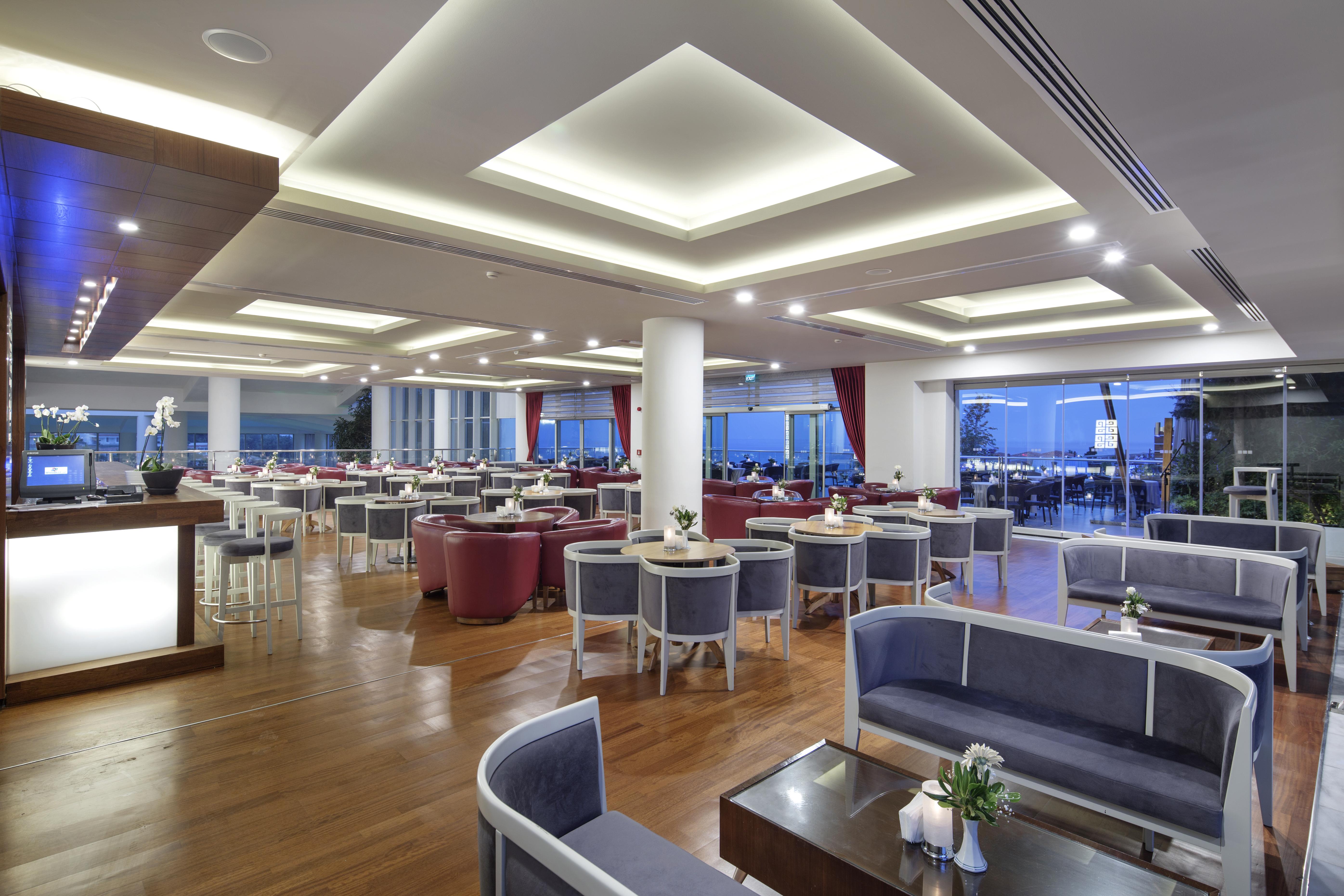 松树湾旅游度假酒店 库萨达斯 外观 照片 The lounge at the airport