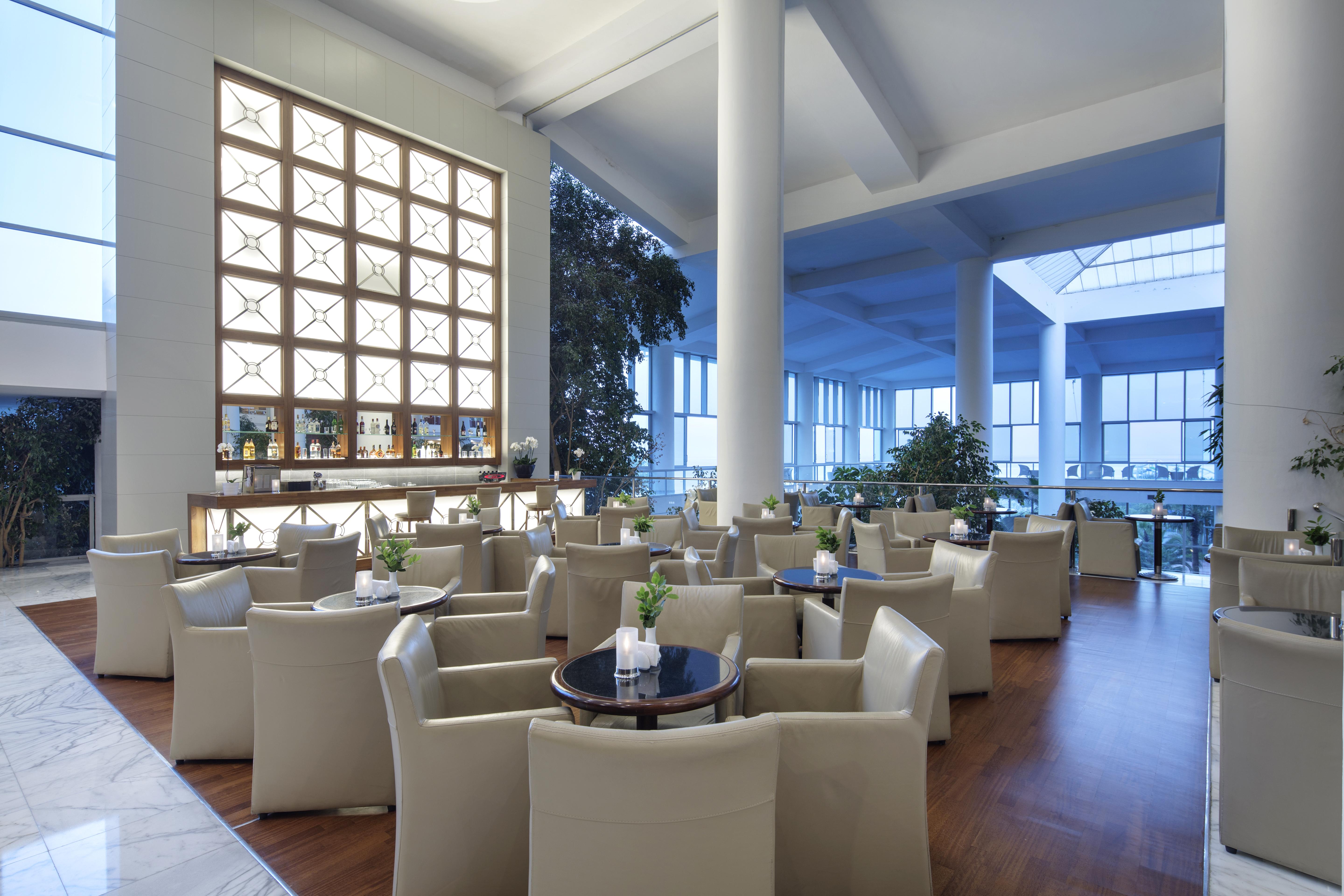松树湾旅游度假酒店 库萨达斯 外观 照片 The lounge at the airport