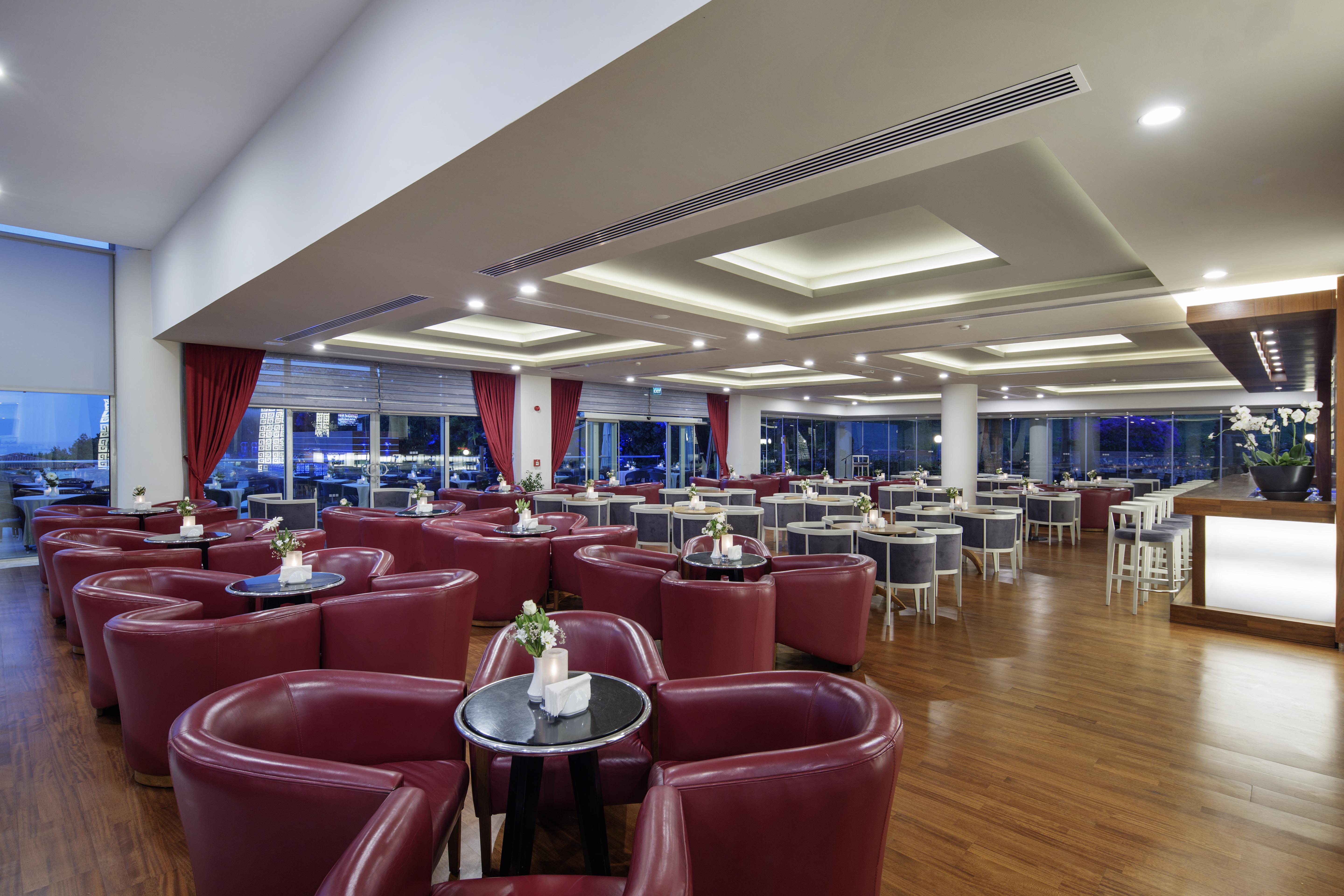 松树湾旅游度假酒店 库萨达斯 外观 照片 The lounge at the airport