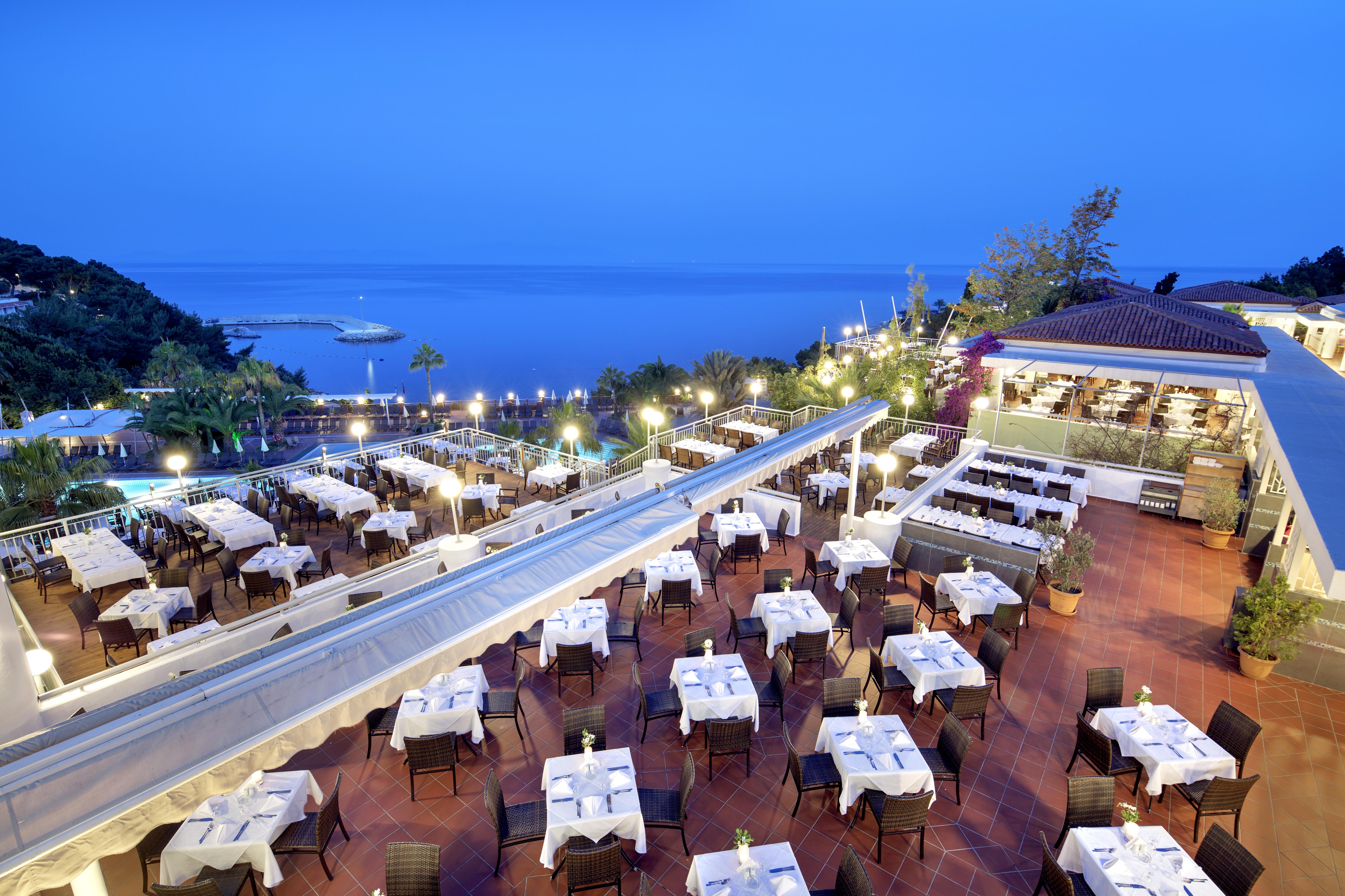 松树湾旅游度假酒店 库萨达斯 外观 照片 The restaurant at the Hotel Splendid