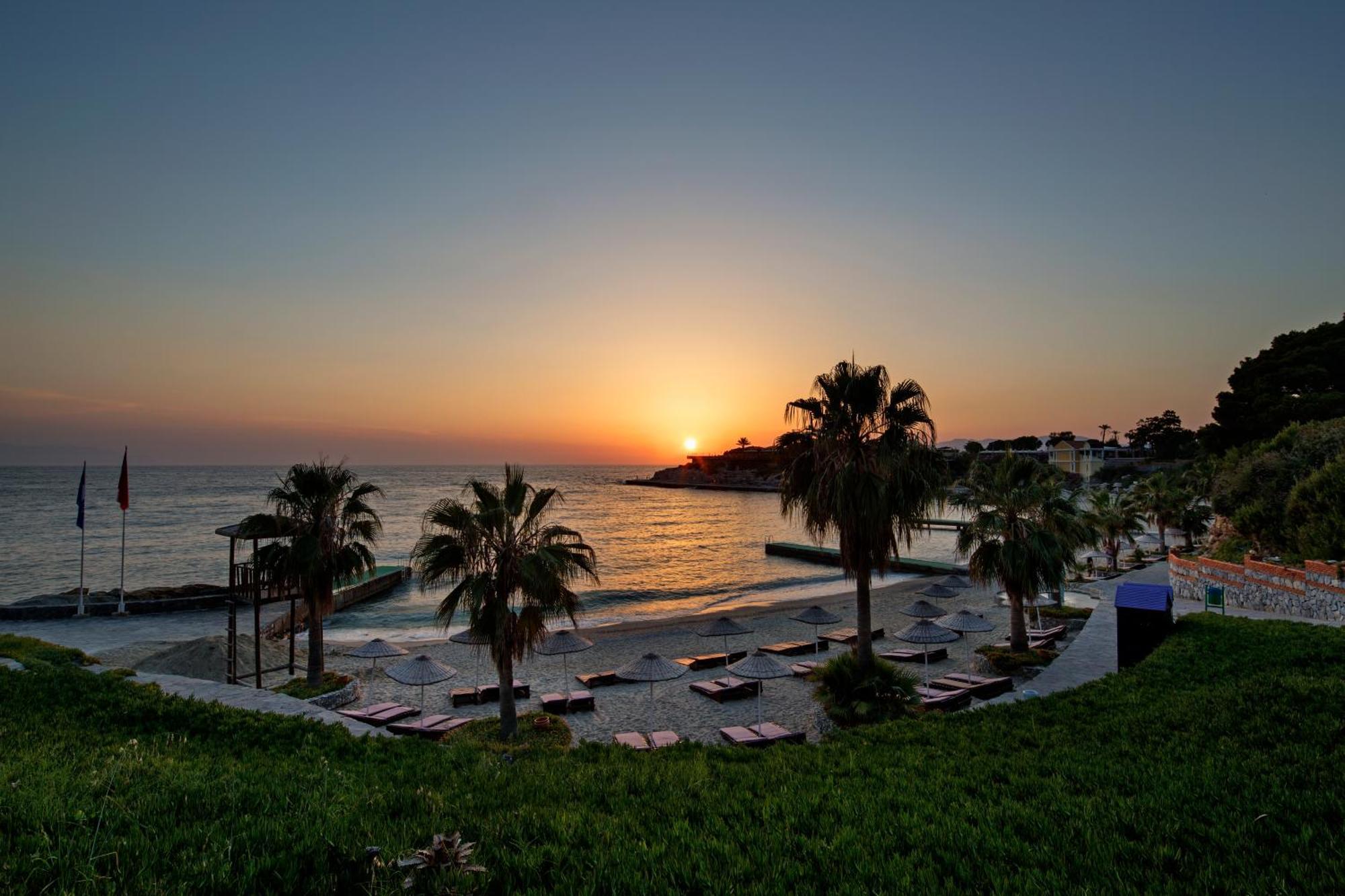 松树湾旅游度假酒店 库萨达斯 外观 照片 Sunset at the beach of Nikiti