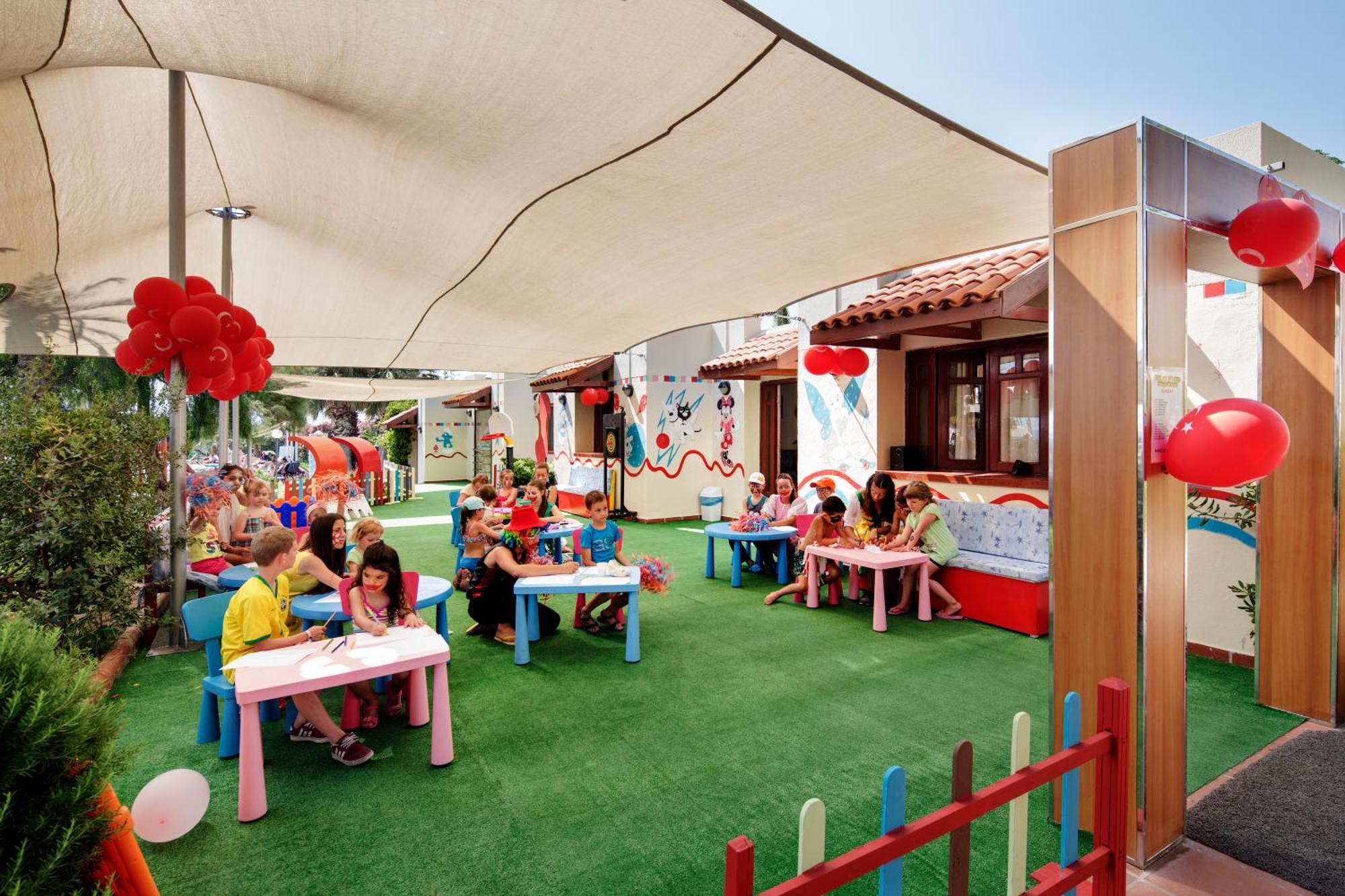 松树湾旅游度假酒店 库萨达斯 外观 照片 Club Med children's club