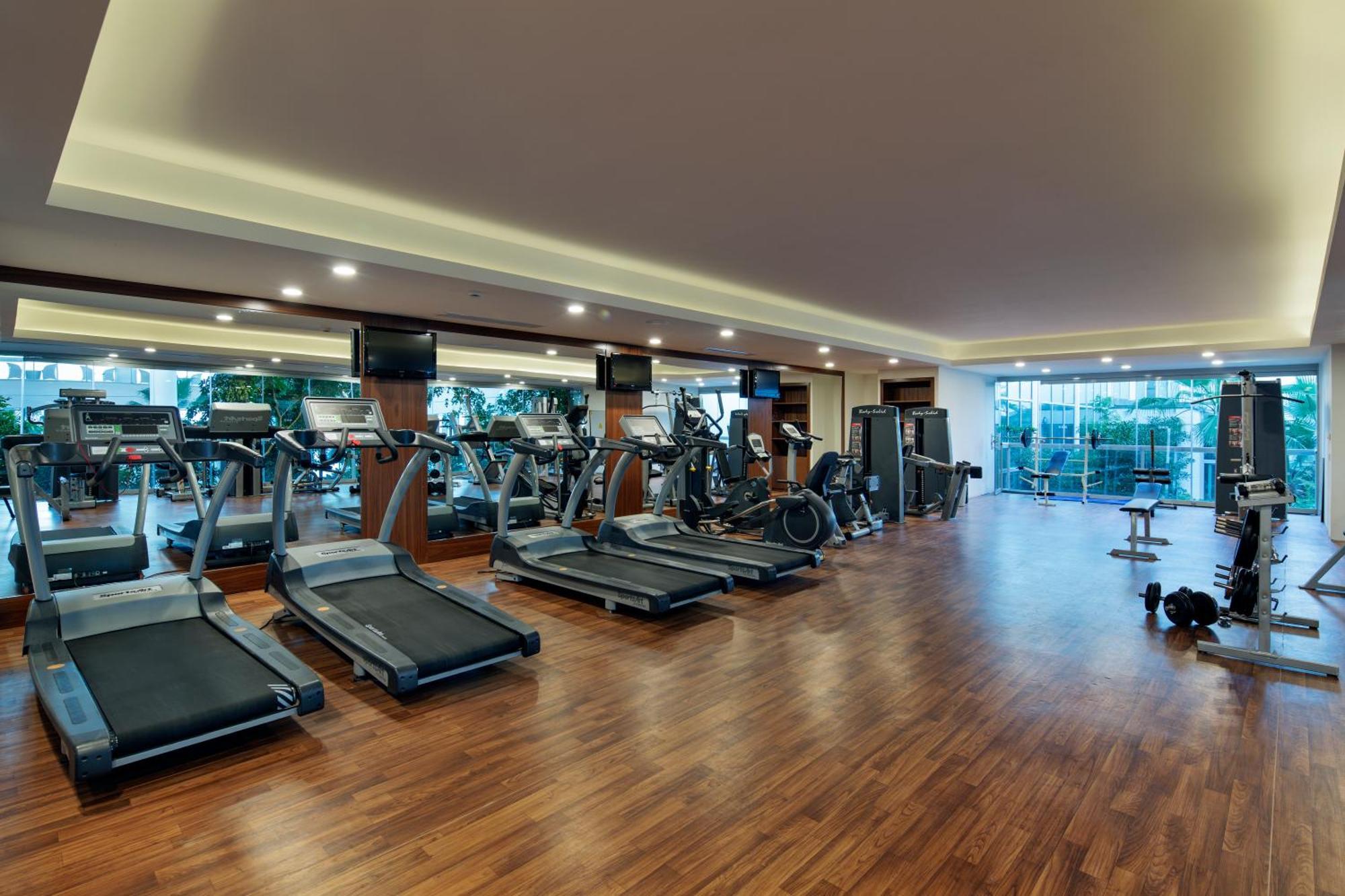 松树湾旅游度假酒店 库萨达斯 外观 照片 The gym at the hotel