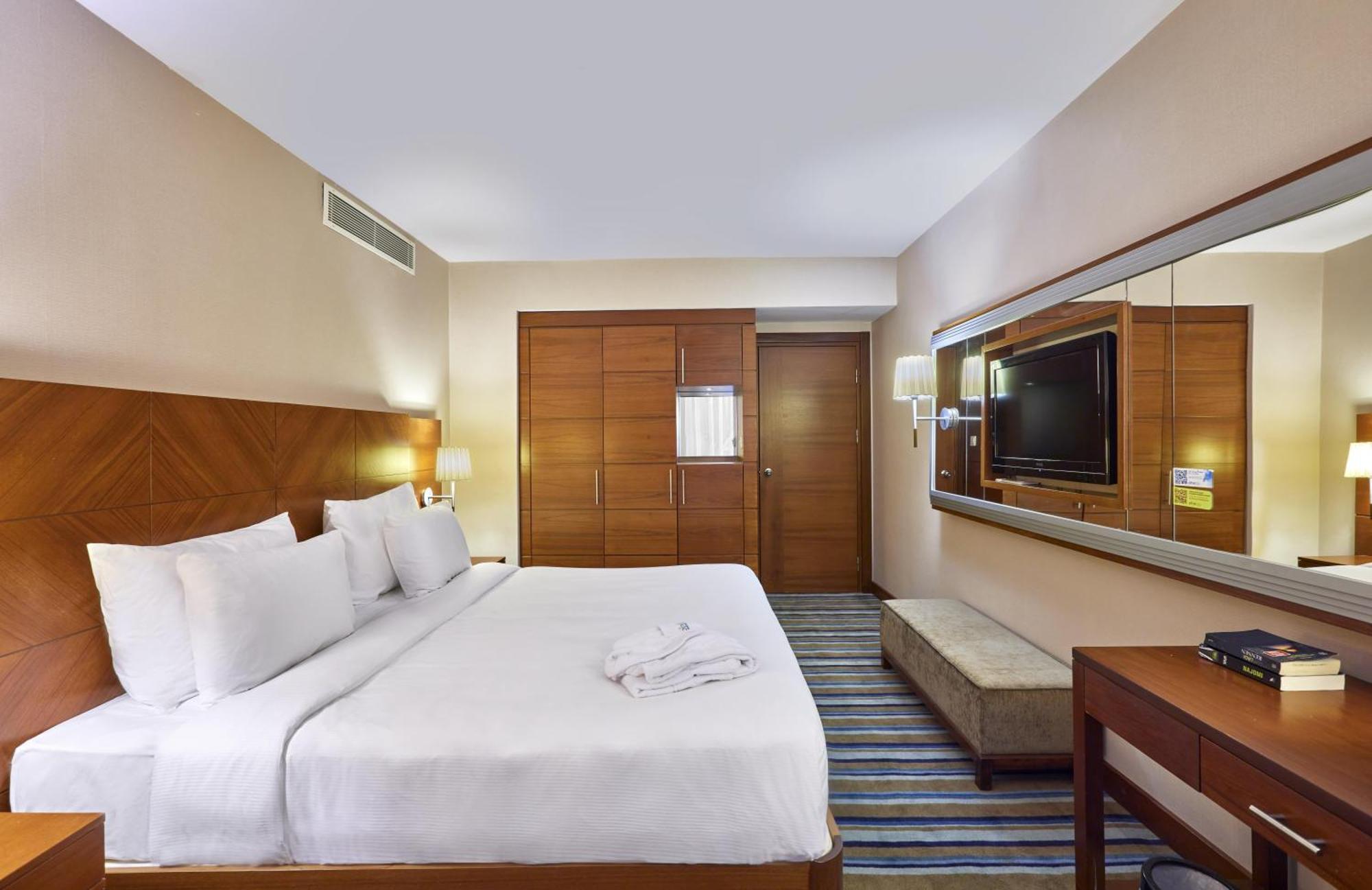 松树湾旅游度假酒店 库萨达斯 客房 照片 A bedroom at the hotel