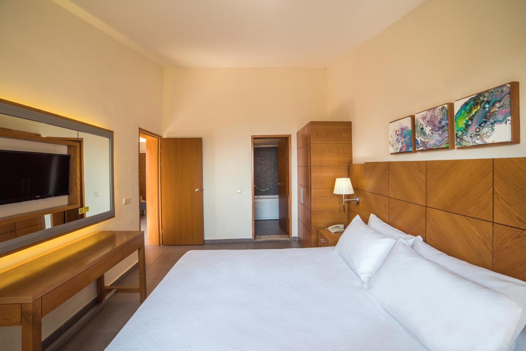 松树湾旅游度假酒店 库萨达斯 客房 照片 A bedroom at the hotel