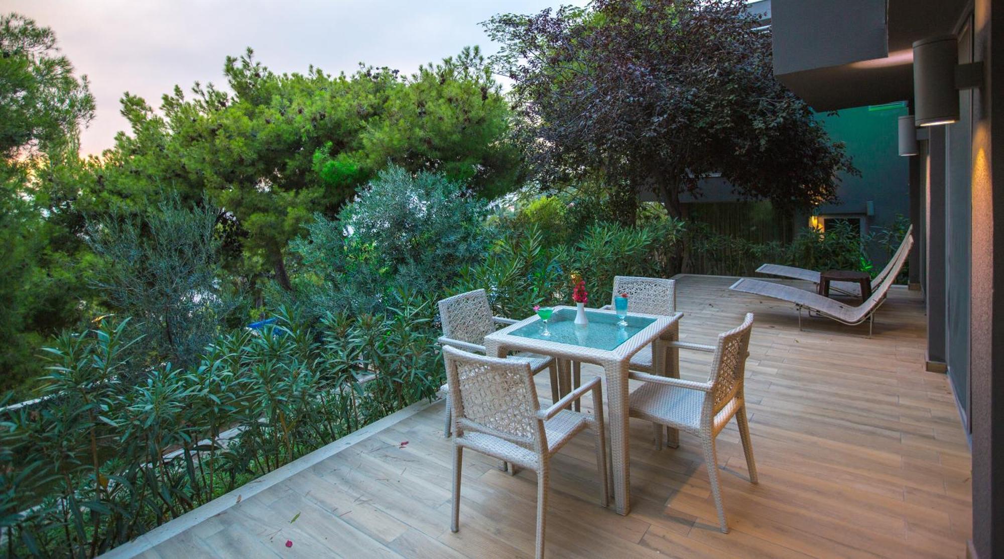 松树湾旅游度假酒店 库萨达斯 客房 照片 The terrace of a suite at the hotel